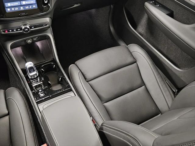 2026 Volvo XC40 Ultra, B5 AWD Gas (mild hybrid), Dark