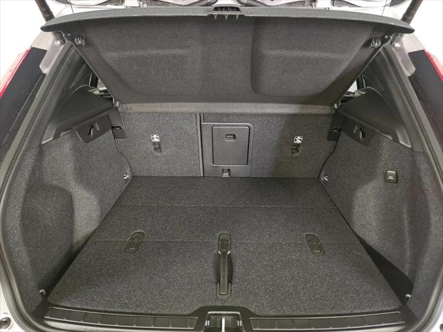 2026 Volvo XC40 Ultra, B5 AWD Gas (mild hybrid), Dark