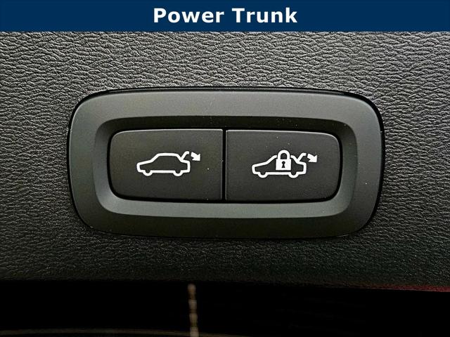 2026 Volvo XC40 Ultra, B5 AWD Gas (mild hybrid), Dark