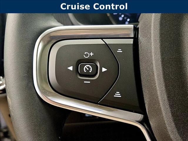 2026 Volvo XC40 Ultra, B5 AWD Gas (mild hybrid), Dark