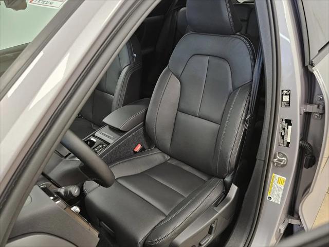 2026 Volvo XC40 Ultra, B5 AWD Gas (mild hybrid), Dark