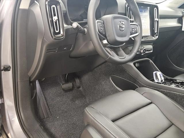 2026 Volvo XC40 Ultra, B5 AWD Gas (mild hybrid), Dark