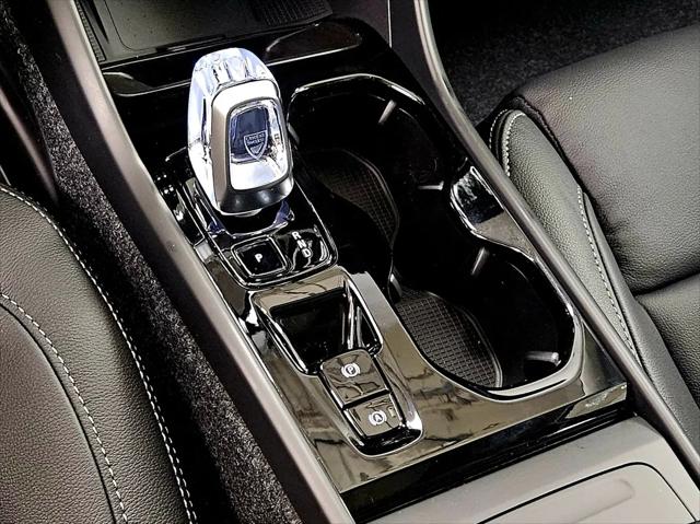 2026 Volvo XC40 Ultra, B5 AWD Gas (mild hybrid), Dark