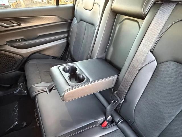 2025 Jeep Grand Cherokee L Altitude 4x4