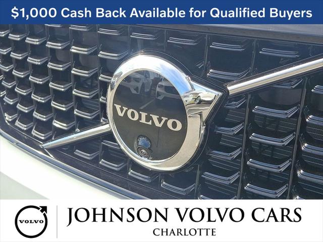 2026 Volvo XC40 Plus, B4 FWD Gas (mild hybrid), Dark
