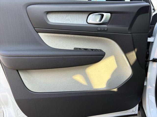 2026 Volvo XC40 Plus, B5 AWD Gas (mild hybrid), Dark