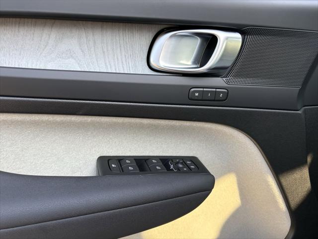 2026 Volvo XC40 Plus, B5 AWD Gas (mild hybrid), Dark