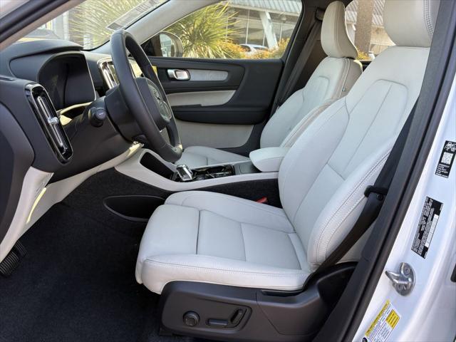 2026 Volvo XC40 Plus, B5 AWD Gas (mild hybrid), Dark