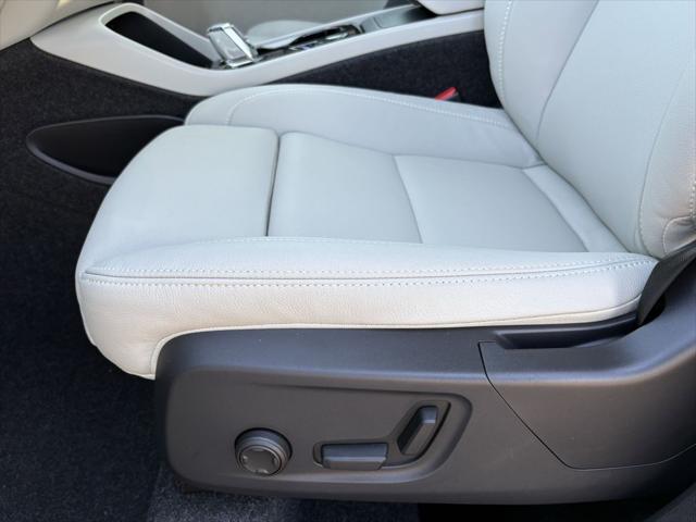 2026 Volvo XC40 Plus, B5 AWD Gas (mild hybrid), Dark