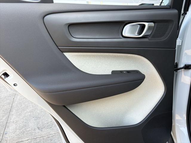 2026 Volvo XC40 Plus, B5 AWD Gas (mild hybrid), Dark