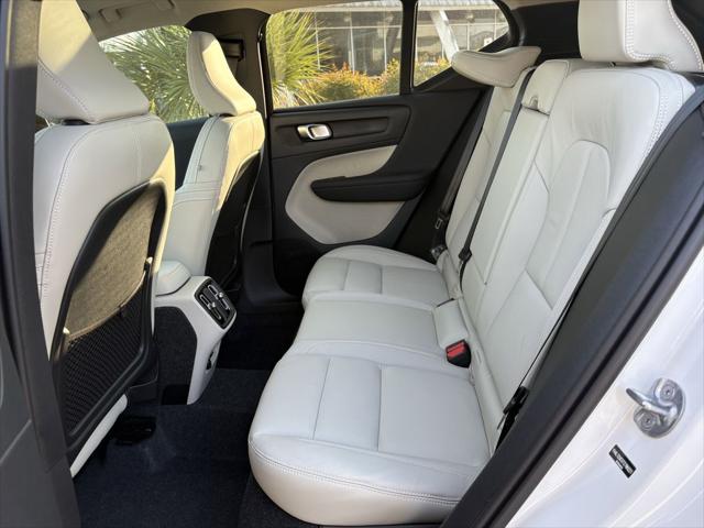 2026 Volvo XC40 Plus, B5 AWD Gas (mild hybrid), Dark