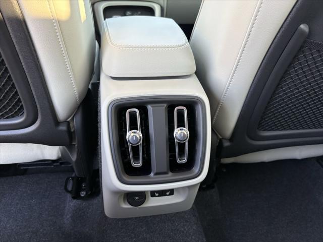 2026 Volvo XC40 Plus, B5 AWD Gas (mild hybrid), Dark