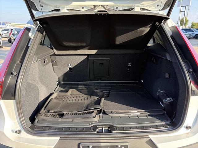 2026 Volvo XC40 Plus, B5 AWD Gas (mild hybrid), Dark