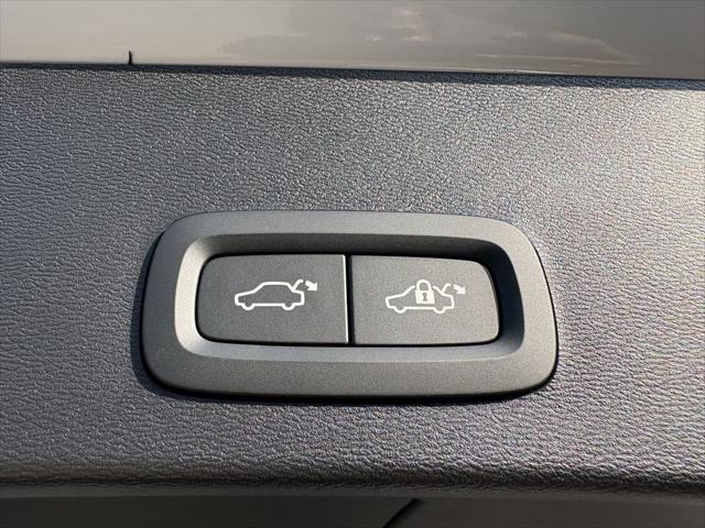 2026 Volvo XC40 Plus, B5 AWD Gas (mild hybrid), Dark