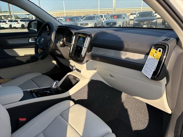 2026 Volvo XC40 Plus, B5 AWD Gas (mild hybrid), Dark