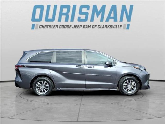 2023 Toyota Sienna LE 2023 Toyota Sienna LE