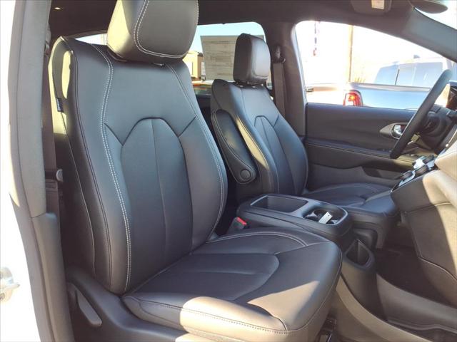 2026 Chrysler Pacifica Select AWD