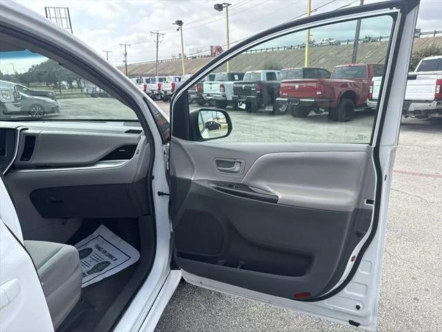 2017 Toyota Sienna LE 7 Passenger