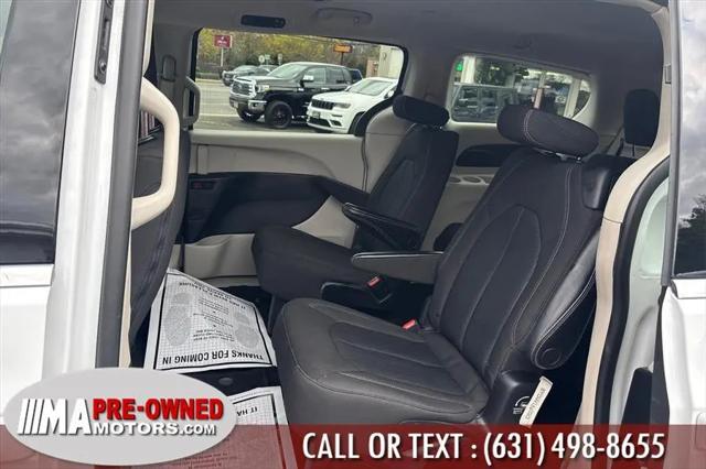 2022 Chrysler Voyager LX