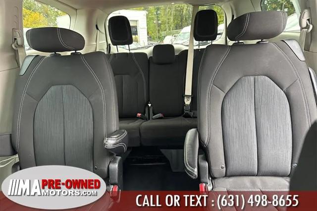 2022 Chrysler Voyager LX