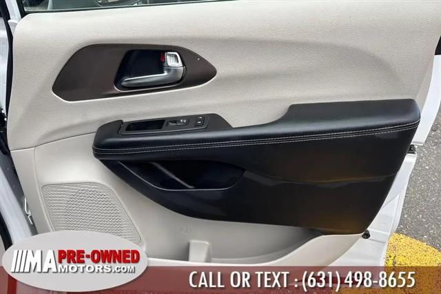2022 Chrysler Voyager LX