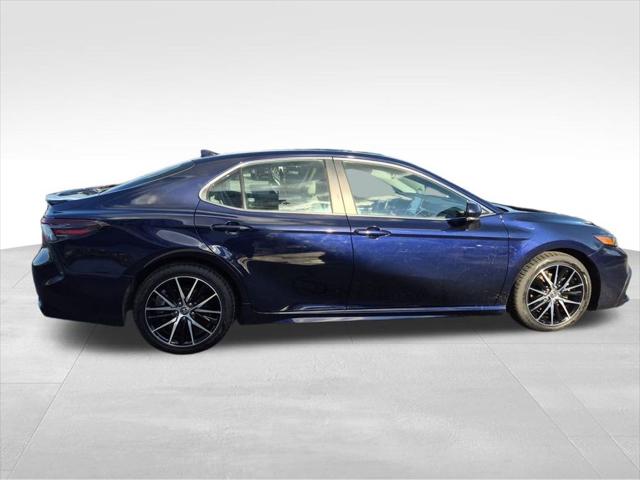 2022 Toyota Camry SE Hybrid