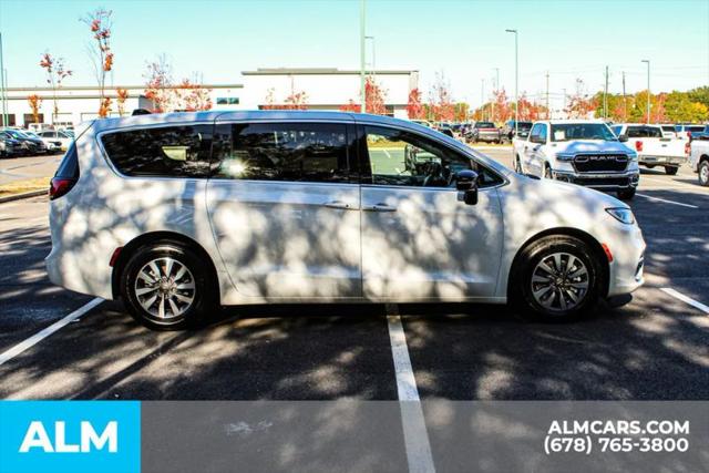 2024 Chrysler Pacifica Hybrid Select