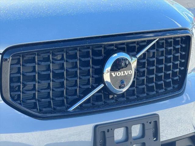 2026 Volvo XC40 Plus, B5 AWD Gas (mild hybrid), Dark