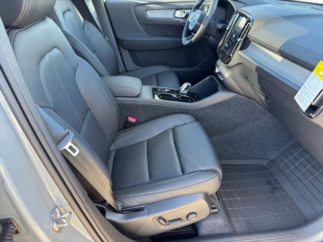 2026 Volvo XC40 Plus, B5 AWD Gas (mild hybrid), Dark