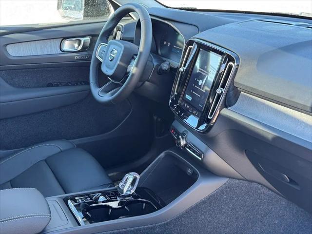 2026 Volvo XC40 Plus, B5 AWD Gas (mild hybrid), Dark