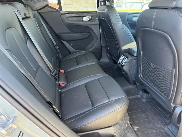 2026 Volvo XC40 Plus, B5 AWD Gas (mild hybrid), Dark