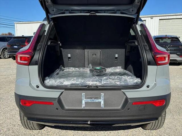 2026 Volvo XC40 Plus, B5 AWD Gas (mild hybrid), Dark