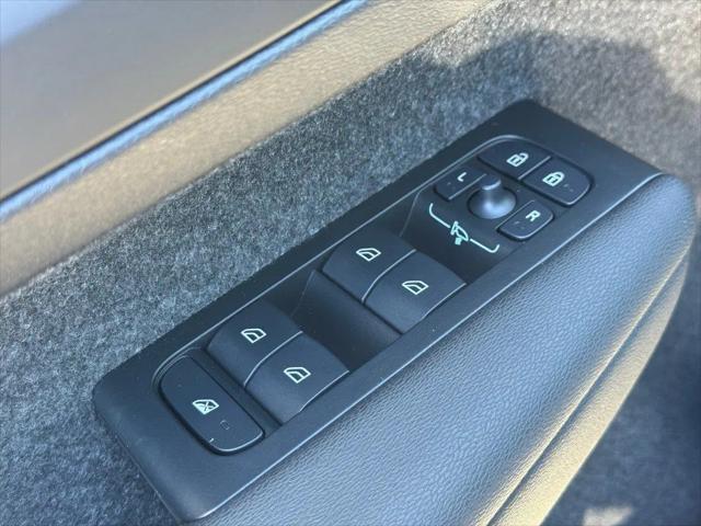 2026 Volvo XC40 Plus, B5 AWD Gas (mild hybrid), Dark