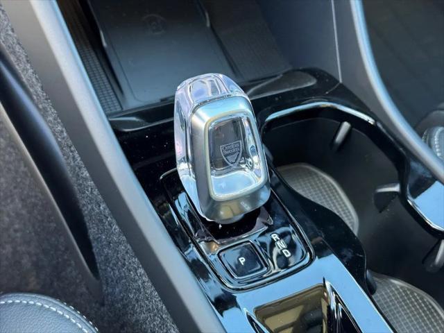 2026 Volvo XC40 Plus, B5 AWD Gas (mild hybrid), Dark