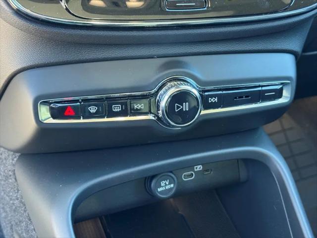 2026 Volvo XC40 Plus, B5 AWD Gas (mild hybrid), Dark