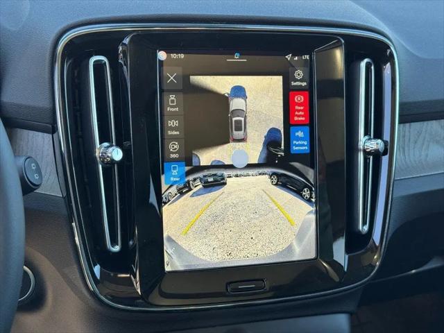 2026 Volvo XC40 Plus, B5 AWD Gas (mild hybrid), Dark