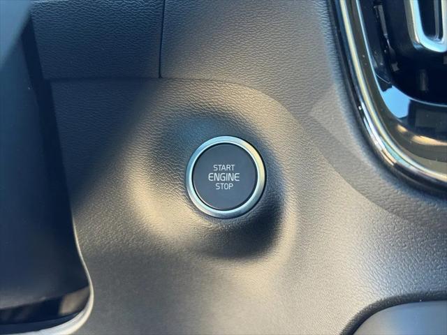 2026 Volvo XC40 Plus, B5 AWD Gas (mild hybrid), Dark