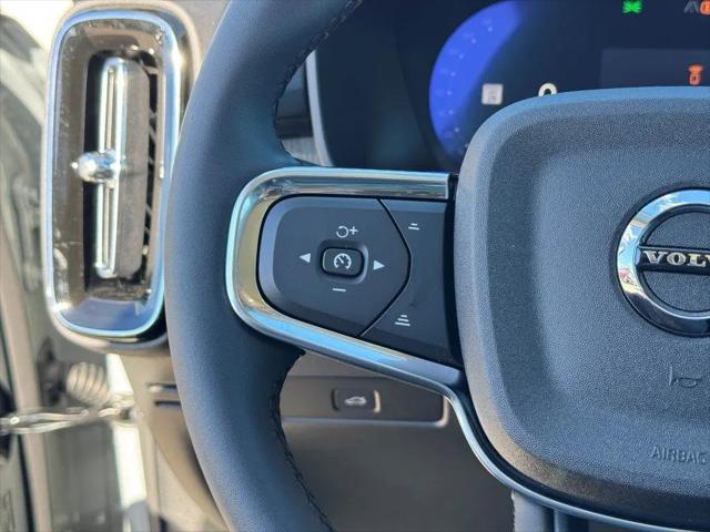 2026 Volvo XC40 Plus, B5 AWD Gas (mild hybrid), Dark