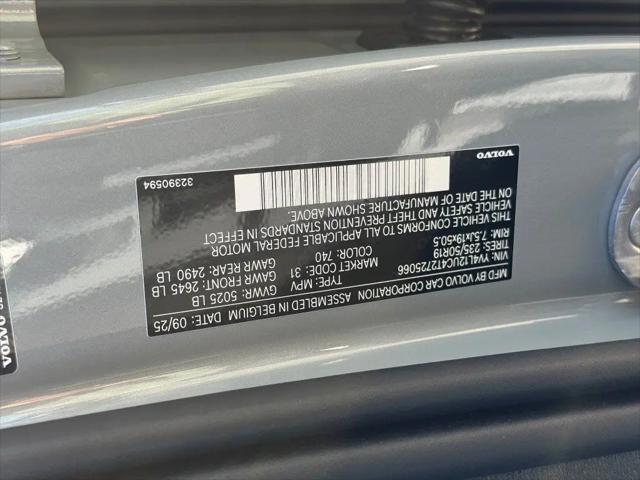 2026 Volvo XC40 Plus, B5 AWD Gas (mild hybrid), Dark
