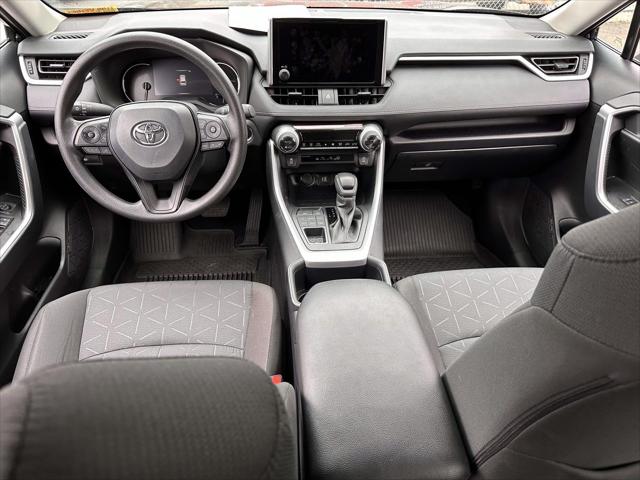 2025 Toyota RAV4 XLE [14]