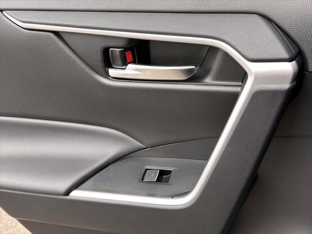 2025 Toyota RAV4 XLE [18]