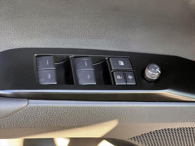 2025 Toyota Camry SE AWD (Natl) [11]