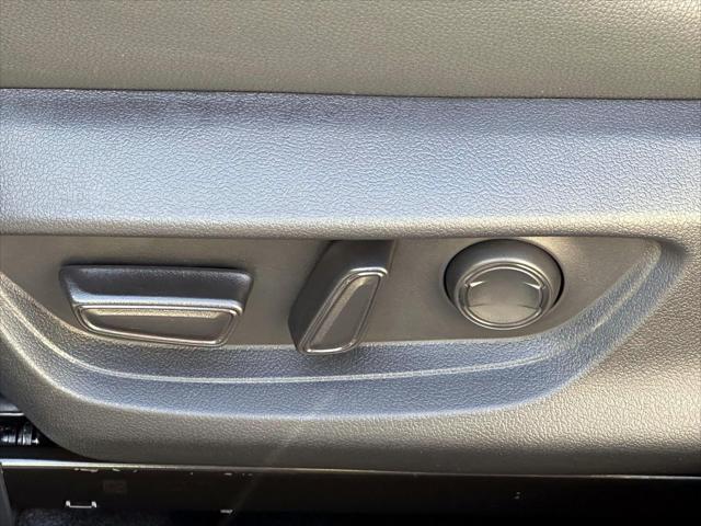 2025 Toyota Camry SE AWD (Natl) [13]