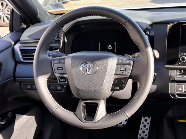 2025 Toyota Camry SE AWD (Natl) [17]