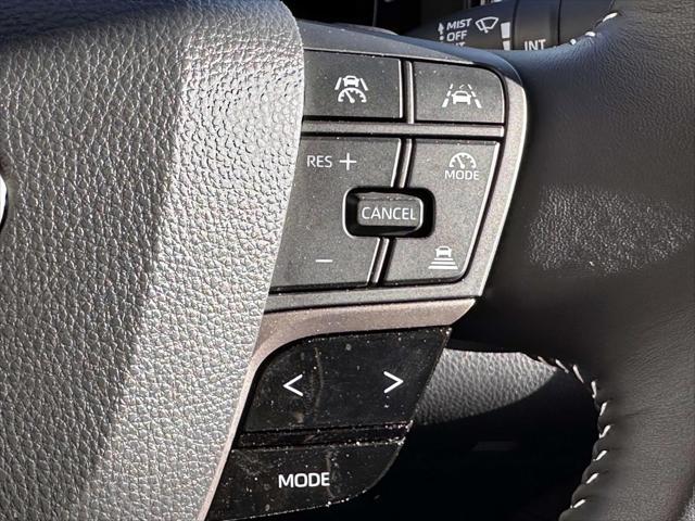 2025 Toyota Camry SE AWD (Natl) [22]