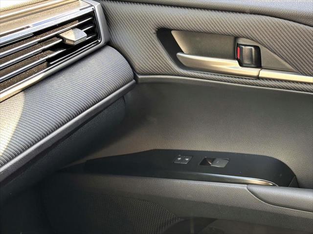 2025 Toyota Camry SE AWD (Natl) [24]