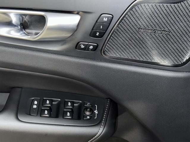 2024 Volvo XC60 Recharge T8 Ultimate Black Edition