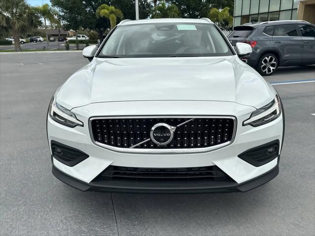 2026 Volvo V60 Cross Country Plus, B5 AWD Gas (mild hybrid)