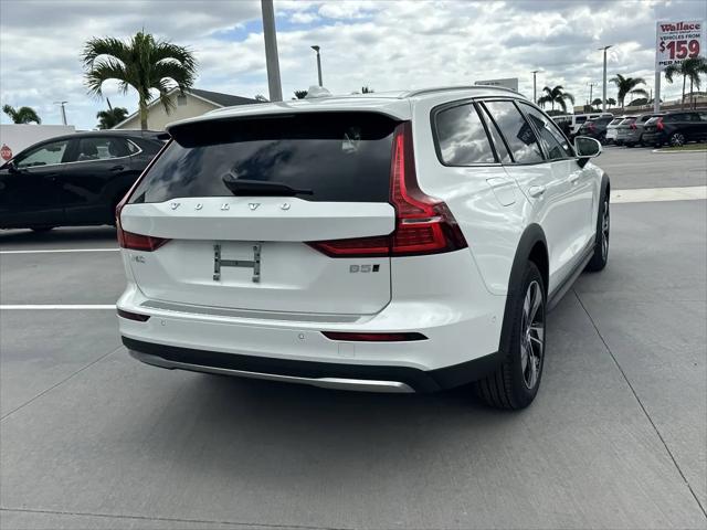 2026 Volvo V60 Cross Country Plus, B5 AWD Gas (mild hybrid)