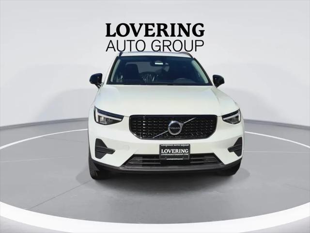 2026 Volvo XC40 Core, B5 AWD Gas (mild hybrid), Dark